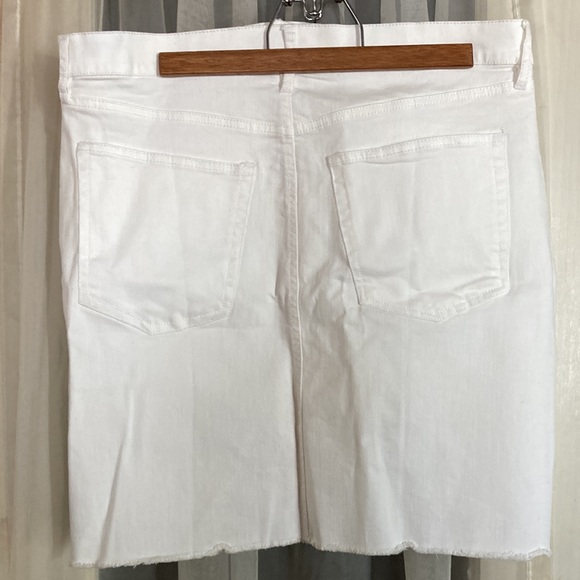 LOFT - NEVER WORN - White Jean Skirt w Four Button Close in Front - Size 6 - Picture 4 of 5